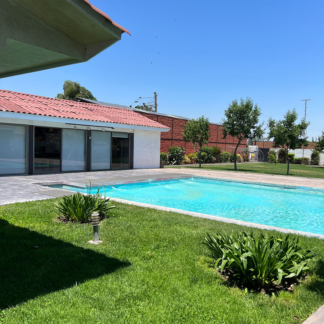 Piscina y jardines de Hacienda Lampa en un día soleado
