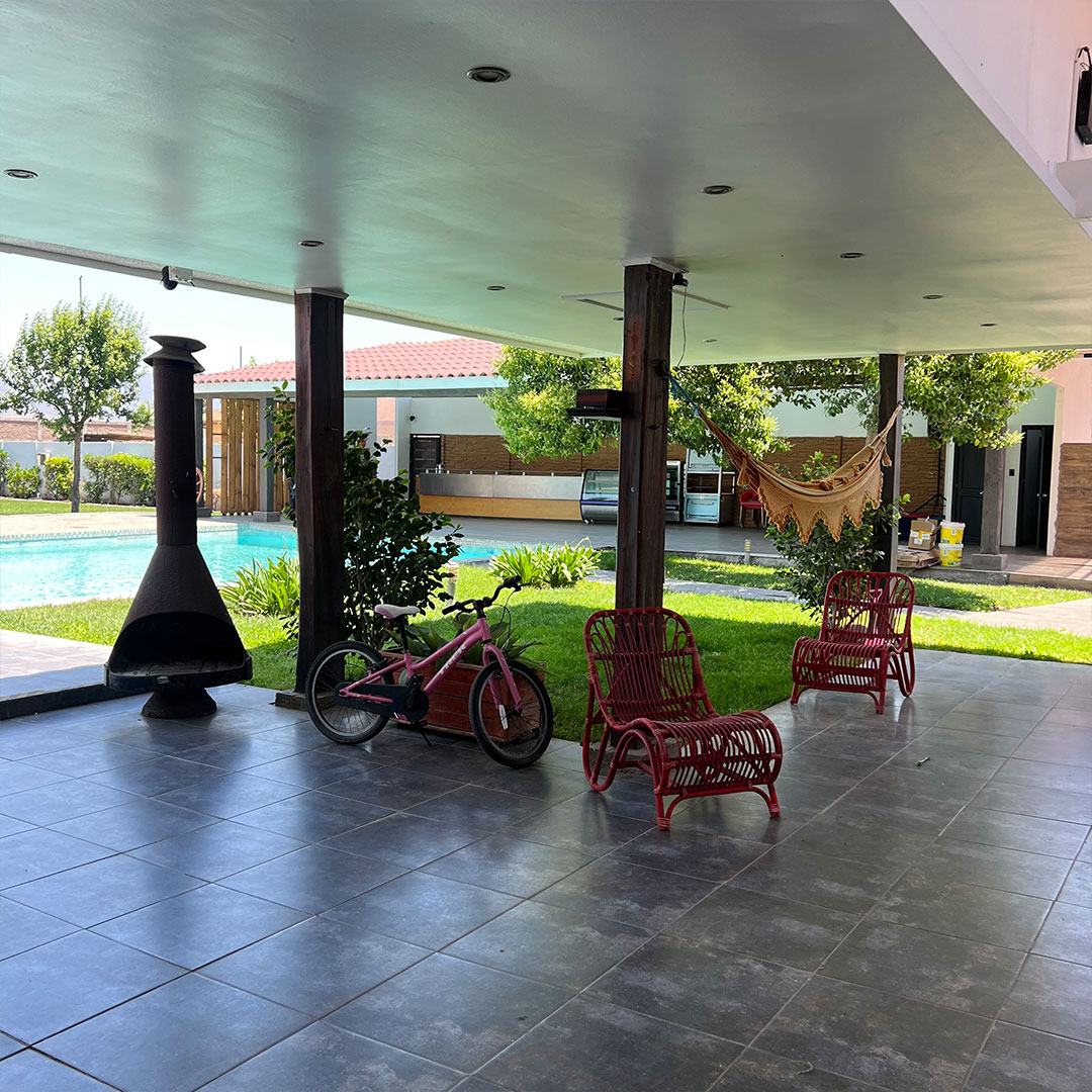Terraza, quincho y piscina de Hacienda Lampa